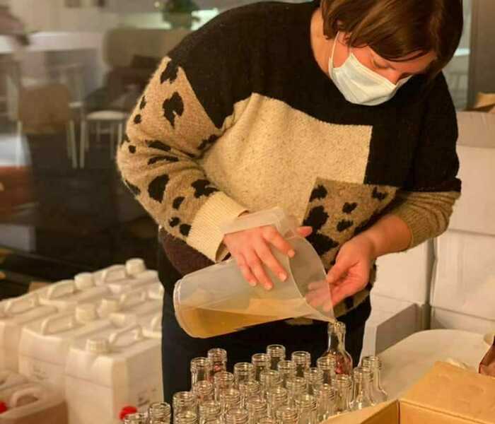 Medewerkers Camino slaan de handen in elkaar voor het goede doel